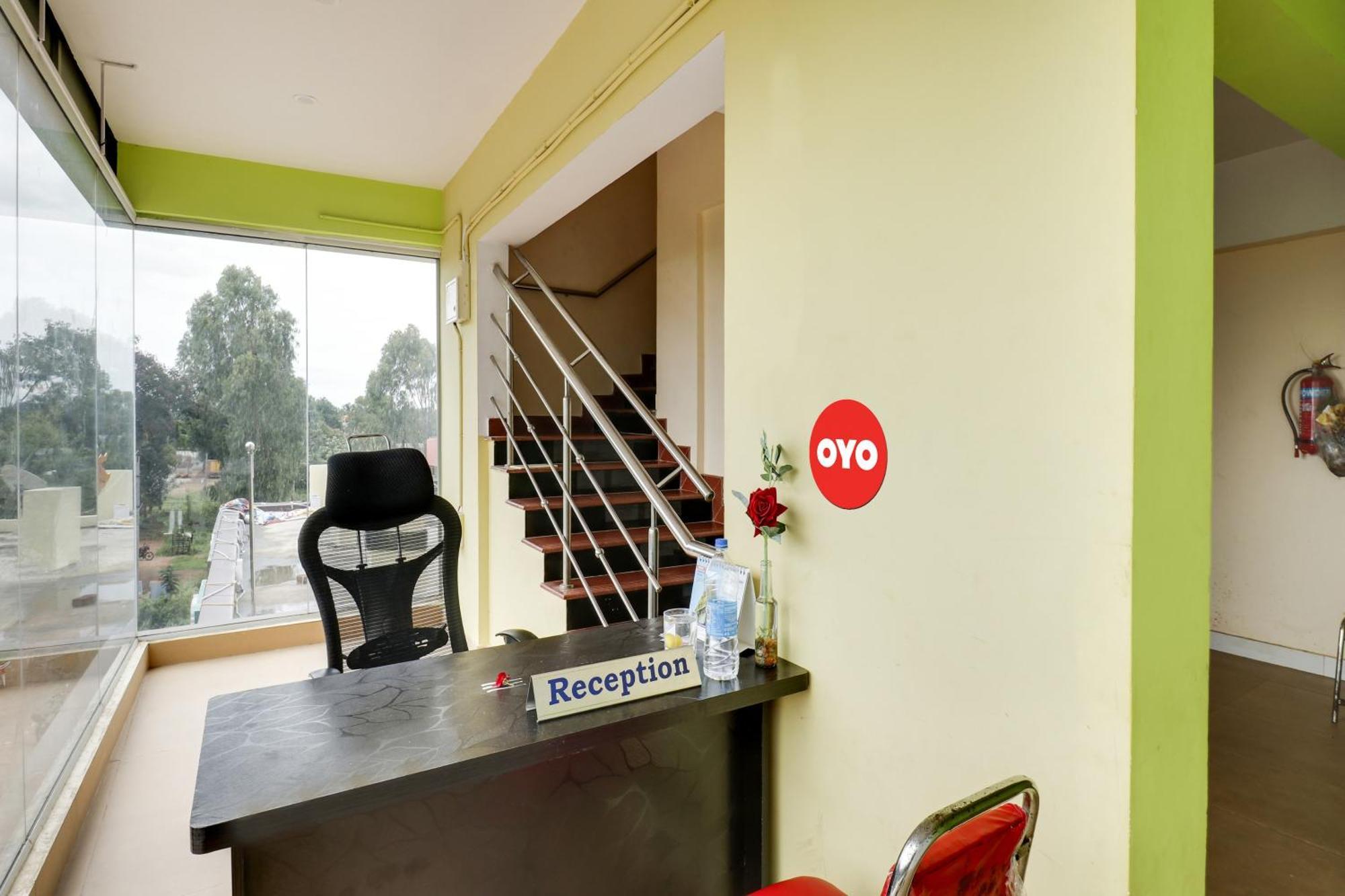 Oyo Flagship Gayathri Lodging & Boarding Hotel Bangalore Ngoại thất bức ảnh