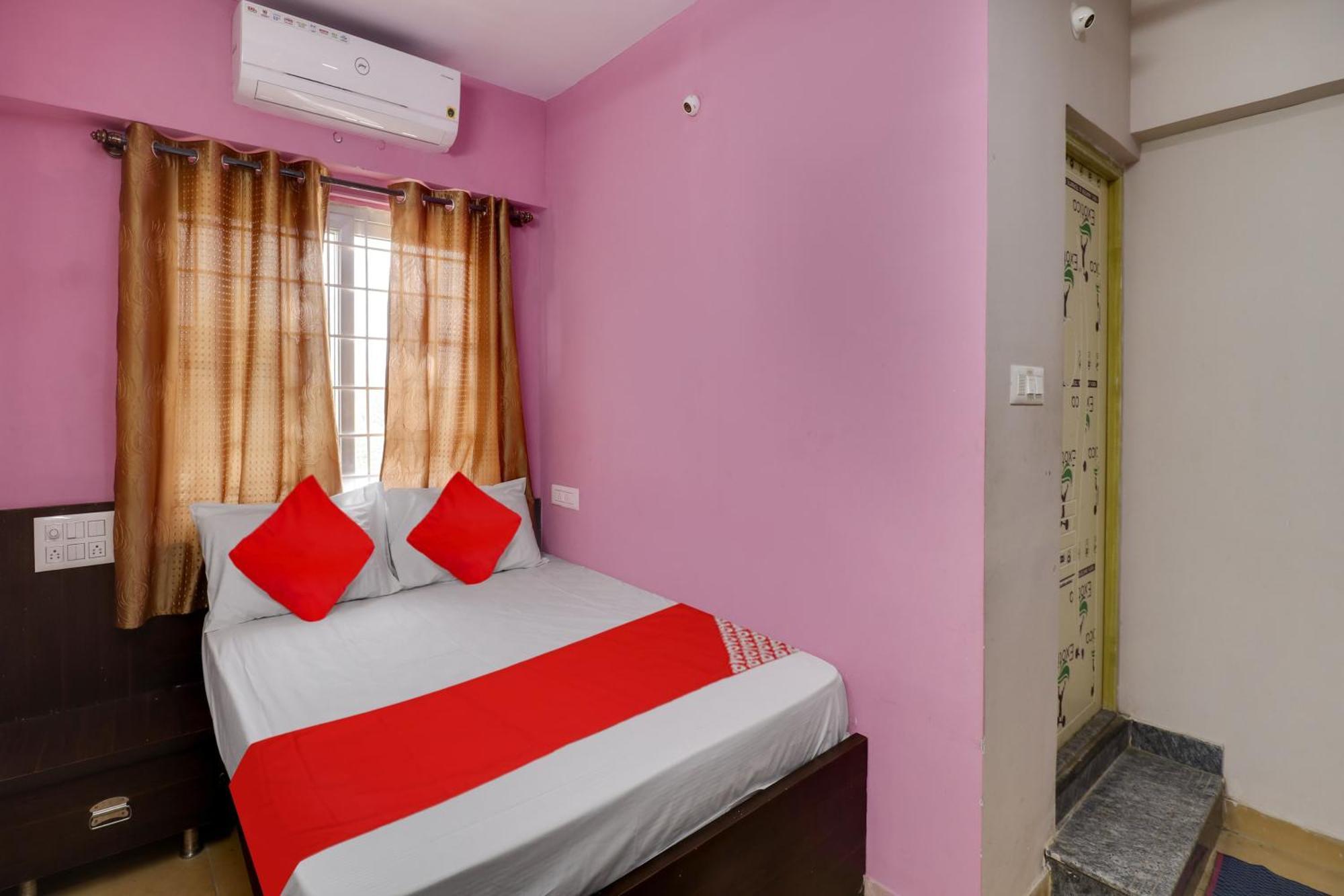 Oyo Flagship Gayathri Lodging & Boarding Hotel Bangalore Ngoại thất bức ảnh